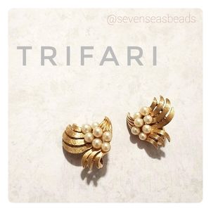 💘TRIFARI 1950s Gold & Pearl Earrings